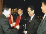 原陜西省省長袁純清為吳秦頒發(fā)“世界華商領袖功勛獎”